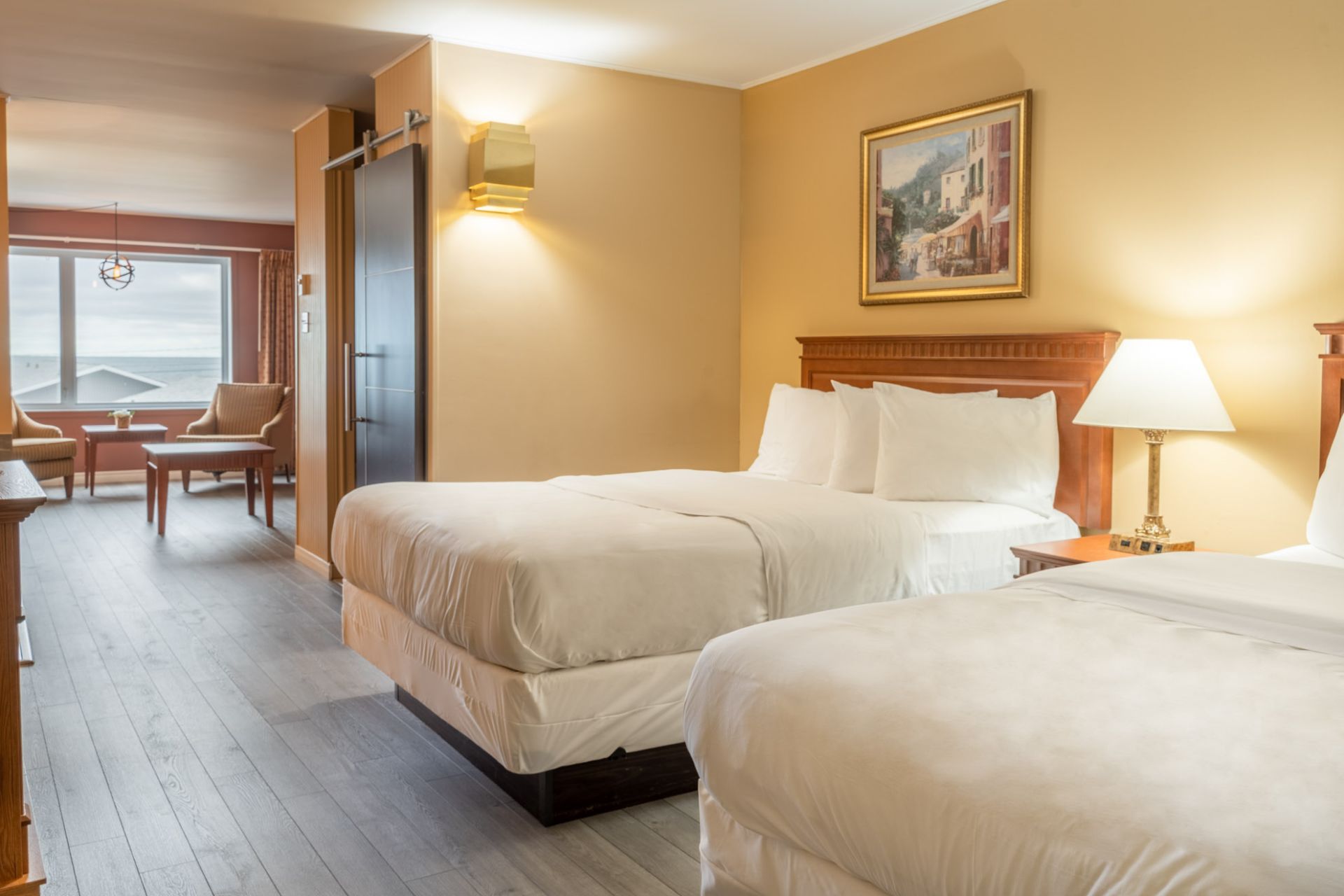 2 queen beds + 1 living room with sofa bed + double jacuzzi